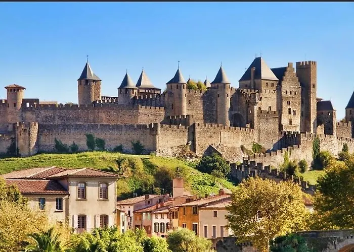 Au Pied De La Cite Medievale - Le 127